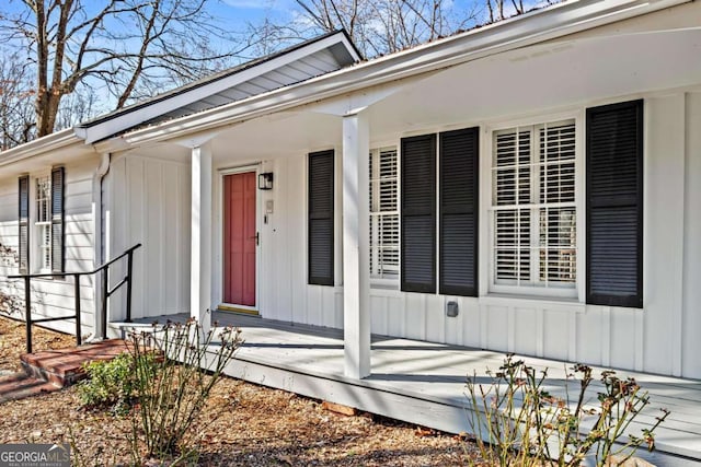 doorway to property with covered porch