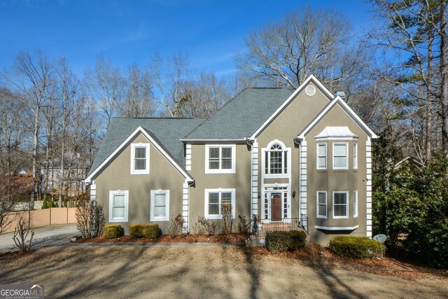 view of front property featuring a front lawn