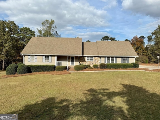 view of front of house featuring a front lawn