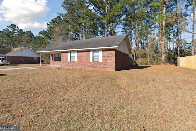 single story home with a front yard