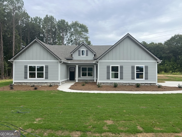 craftsman house featuring a front yard