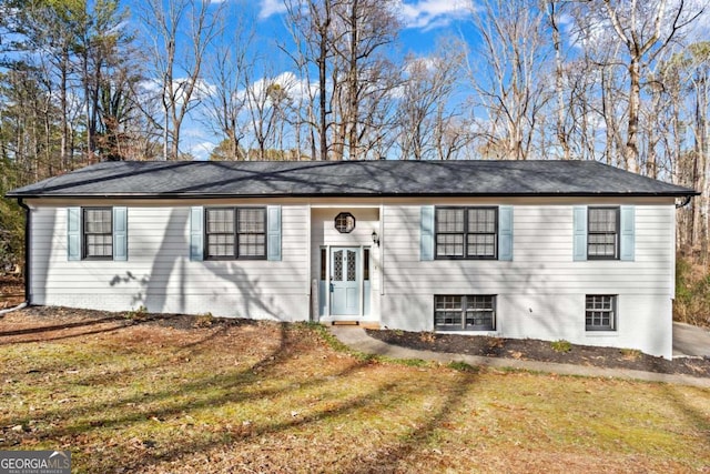 view of front of home featuring a front lawn