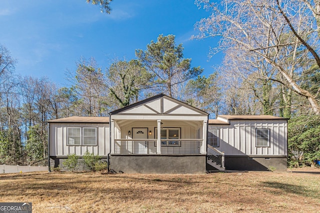 view of front of property with covered porch and a front lawn