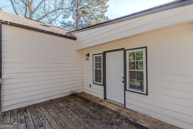 entrance to property featuring a deck