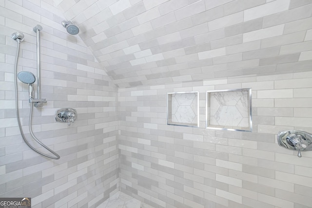 bathroom featuring a tile shower