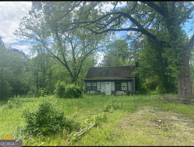 view of yard featuring an outdoor structure