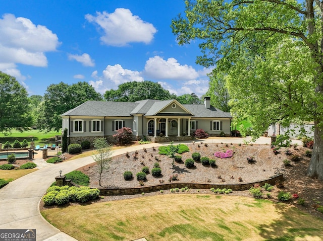 view of front of property featuring a front lawn