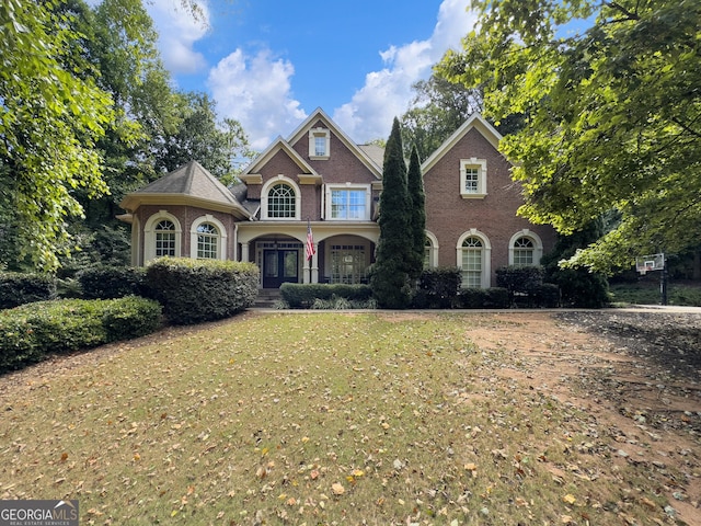 view of front of home with a front lawn