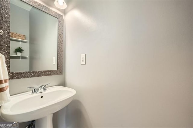 bathroom featuring sink