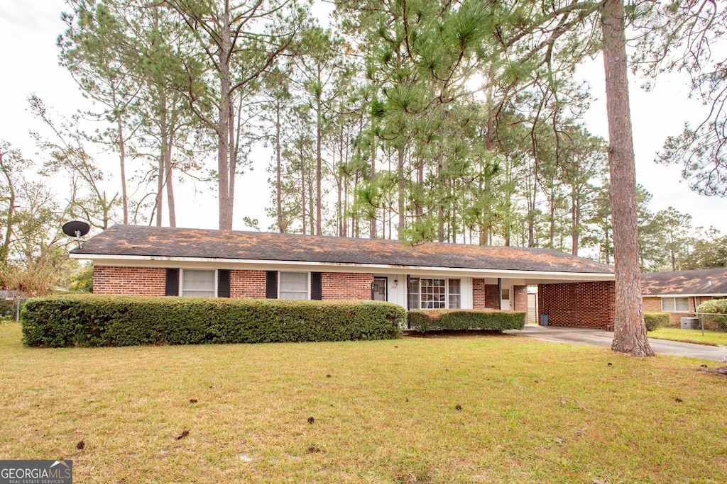 ranch-style house featuring a front yard and a carport