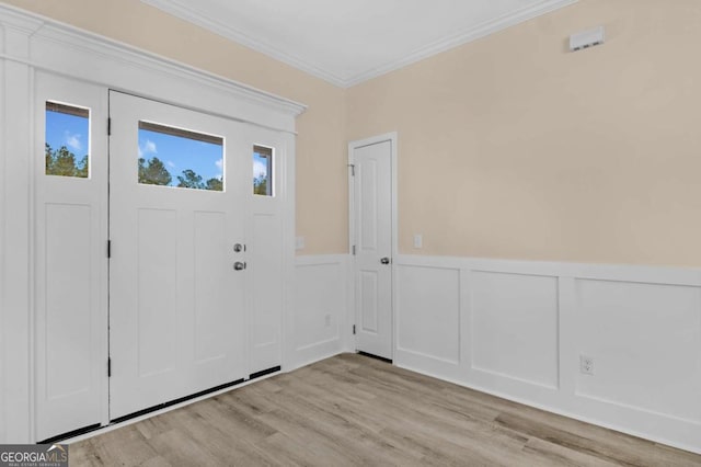 entrance foyer with light wood-type flooring and crown molding