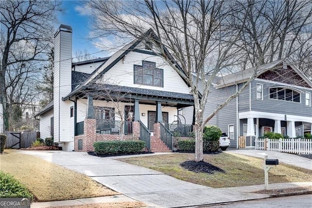 view of front of house with covered porch and a front lawn