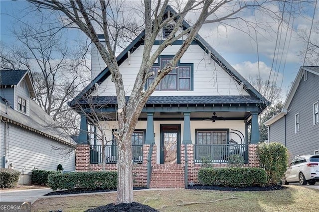 view of front of home with a porch, ceiling fan, and a front lawn