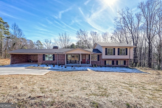 view of front facade with a front yard and covered porch