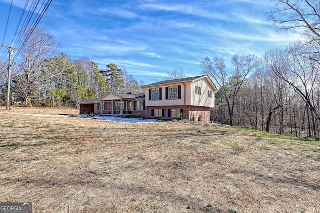 split level home with a front lawn