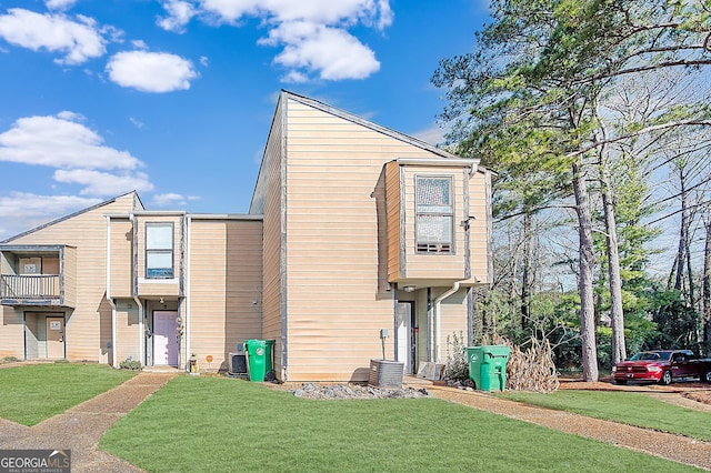 view of front of property with a front yard