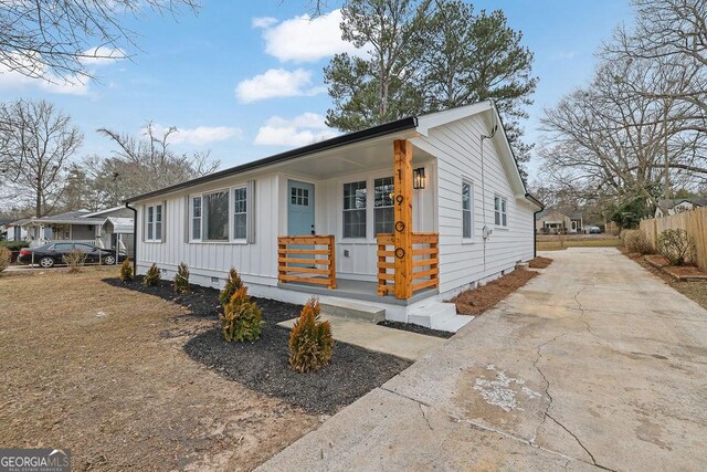 view of front of property featuring covered porch