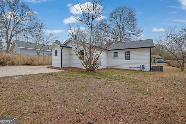 view of front facade featuring a patio, a front lawn, crawl space, and fence