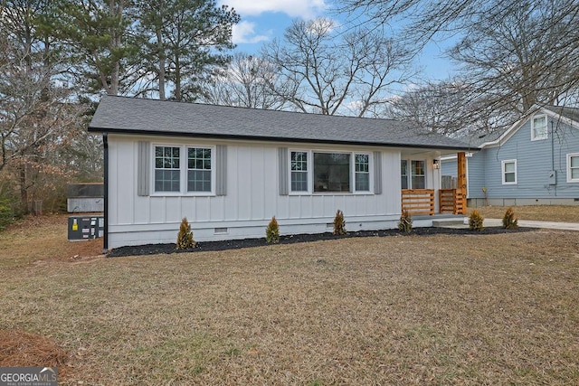 view of front facade featuring covered porch and a front lawn