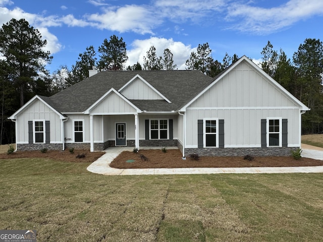 view of front facade featuring a front yard