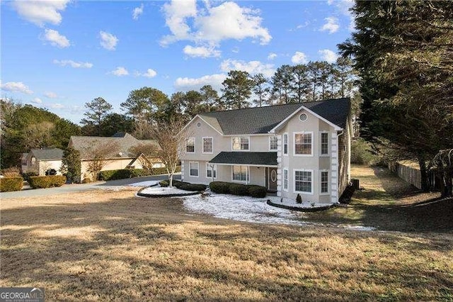 view of front facade featuring a front yard