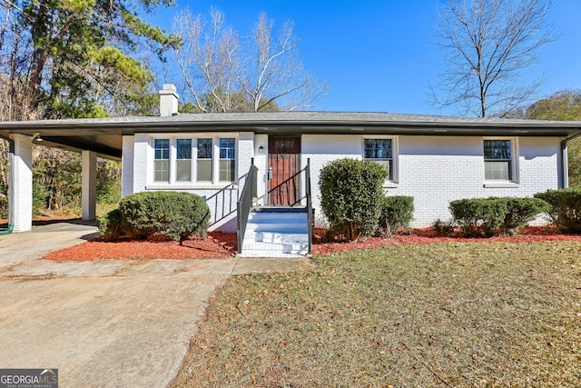 single story home featuring a front yard