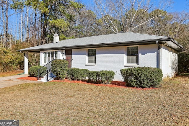 view of front of property featuring a front lawn