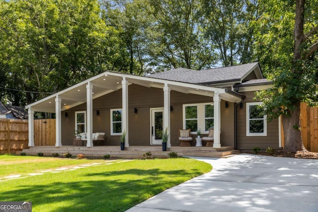 view of front of house featuring a porch and a front lawn