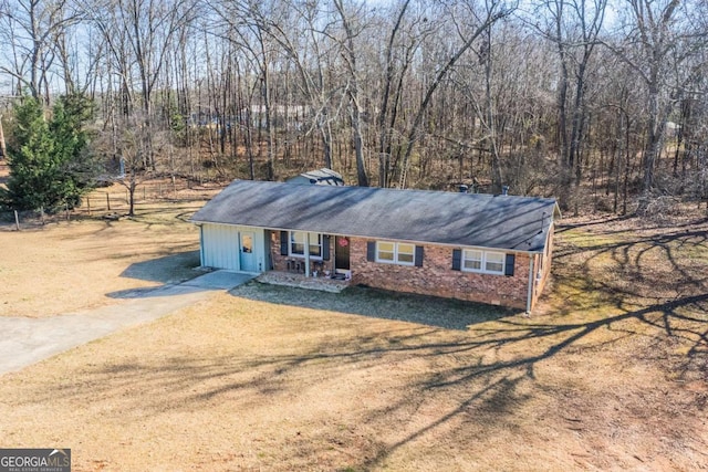 view of front of house featuring a front lawn