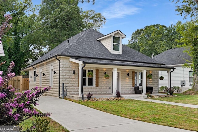 view of front of property featuring a front yard and a porch