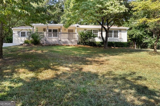 view of front facade featuring covered porch and a front lawn