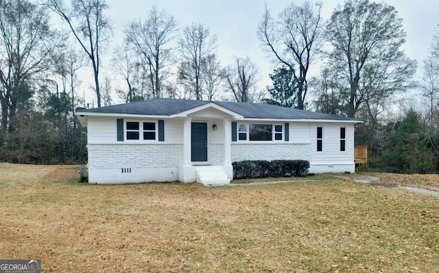 single story home featuring a front lawn