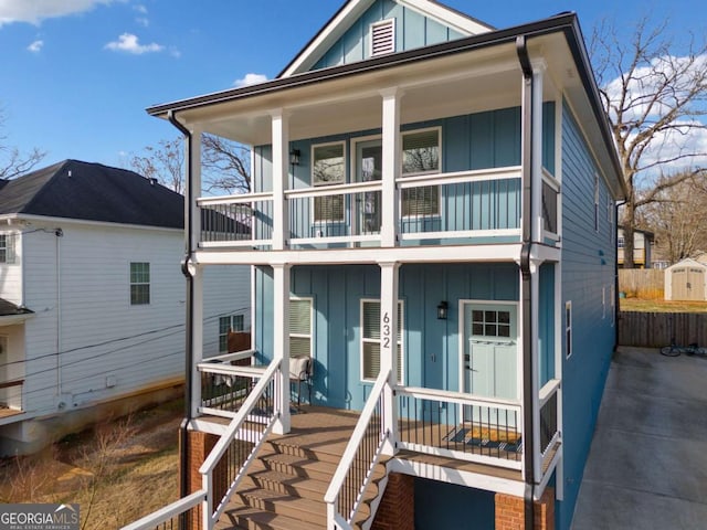 view of front facade featuring a porch and a balcony