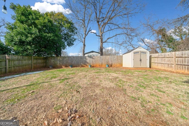 view of yard featuring a storage shed