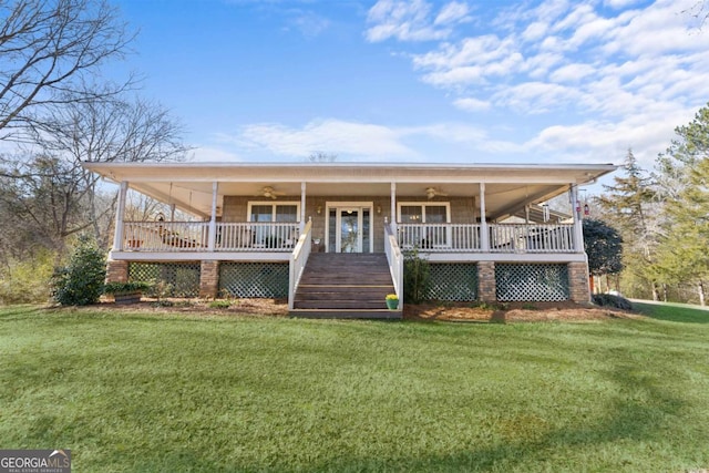 country-style home featuring a front yard, ceiling fan, and covered porch