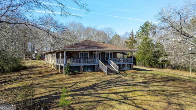 farmhouse-style home featuring covered porch and a front lawn