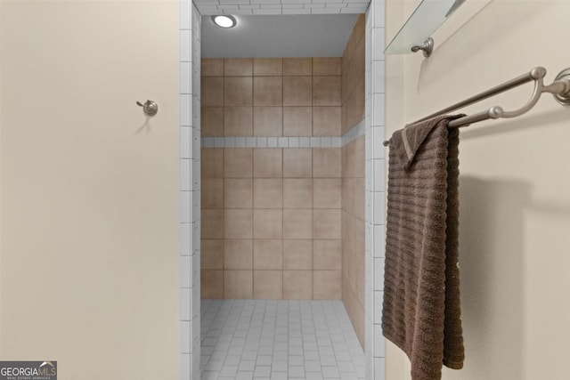 bathroom featuring tiled shower