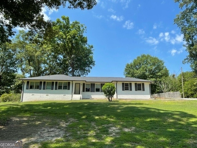 single story home with a front lawn