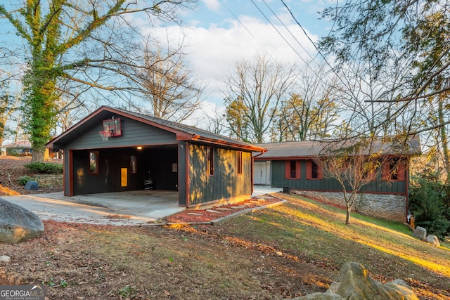 view of front of property featuring a garage