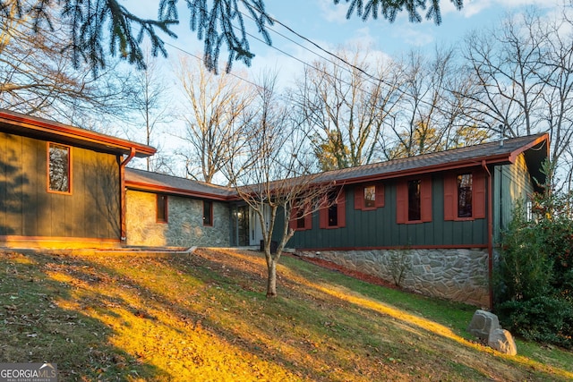 view of front of house with a front yard