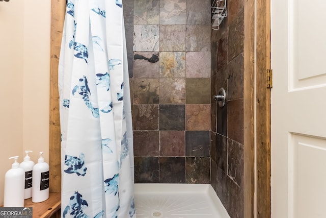 bathroom featuring a shower with shower curtain