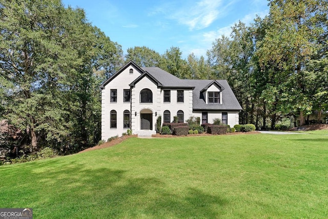 view of front of property featuring a front yard