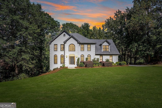 view of front of property featuring a yard