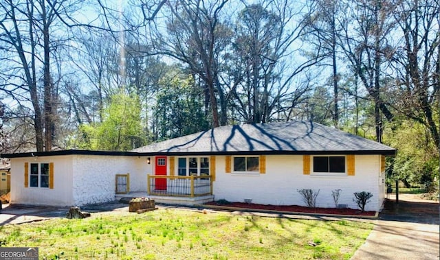 single story home featuring a front yard