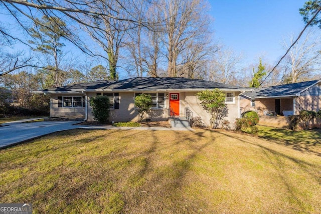 ranch-style home featuring a front lawn