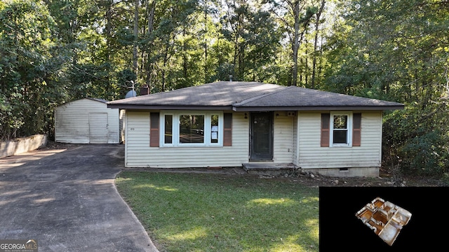 view of front of home featuring a front lawn