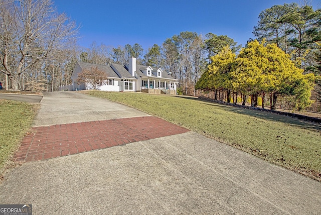 view of front of property featuring a front lawn