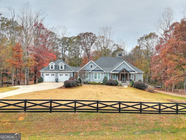 view of front of property featuring a front lawn