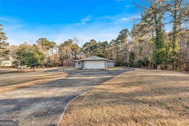 ranch-style house featuring a front lawn and a garage