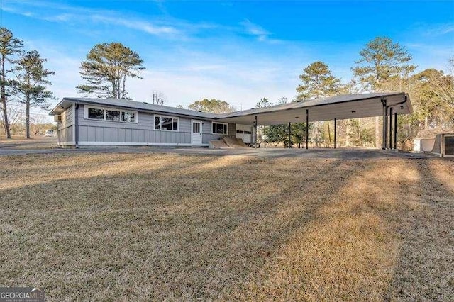 view of front of house featuring a front yard and a carport